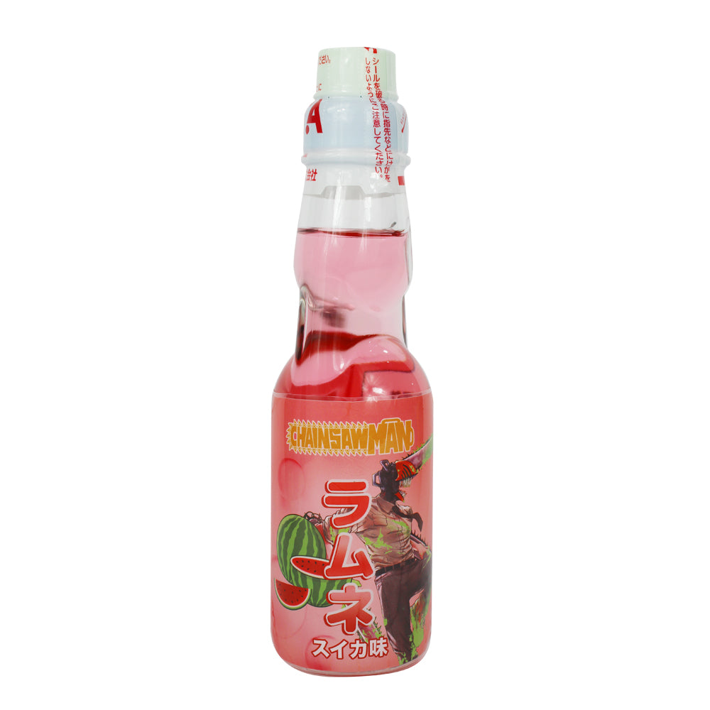 Une bouteille en verre sur fond blanc rempli d'une boisson rosée et une étiquette rose avec des pastèques