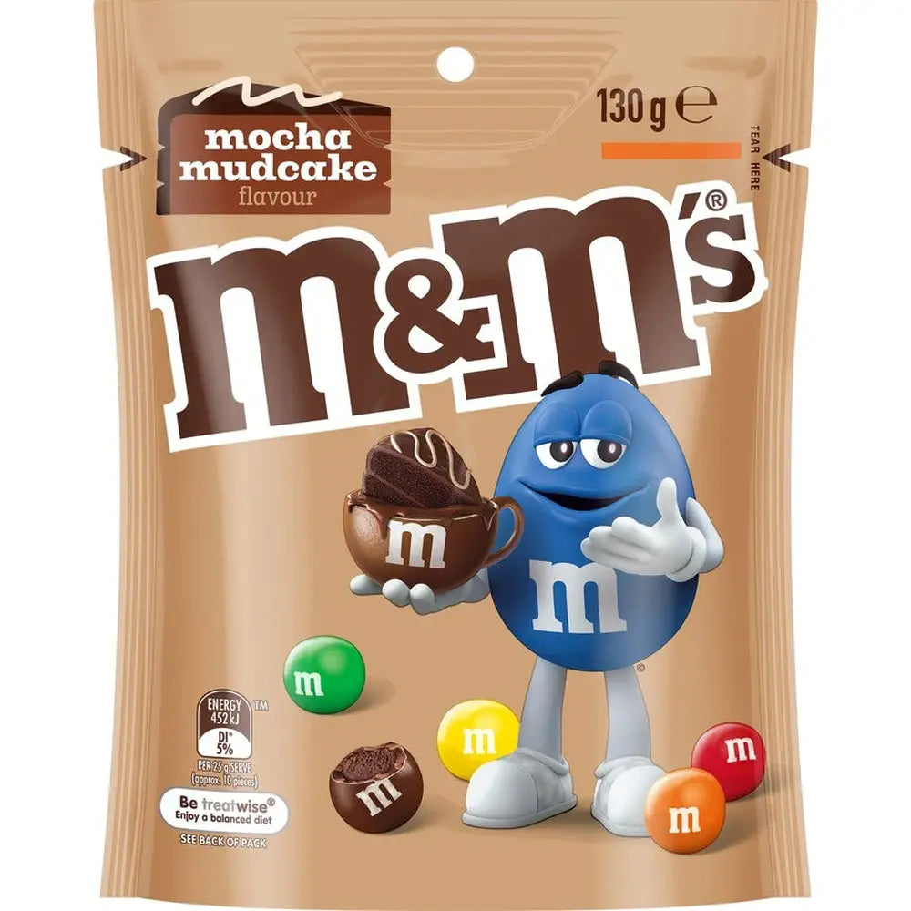 Un emballage brun sur fond blanc avec un bonhomme M&M's bleu 