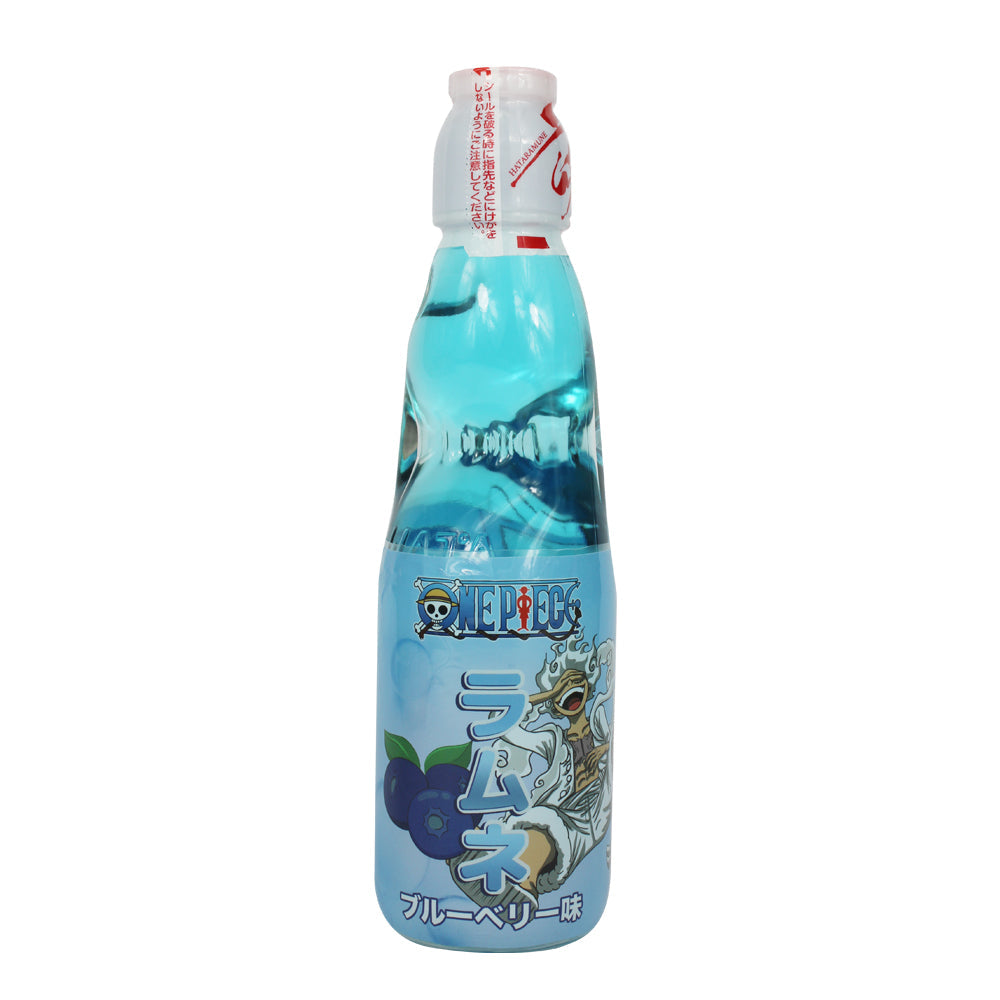 Une bouteille en verre sur fond blanc avec une boisson bleu