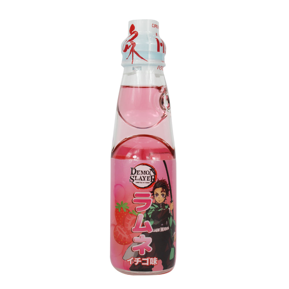 Une bouteille en verre sur fond blanc rempli d'une boisson rosée et une étiquette rose avec des fraises