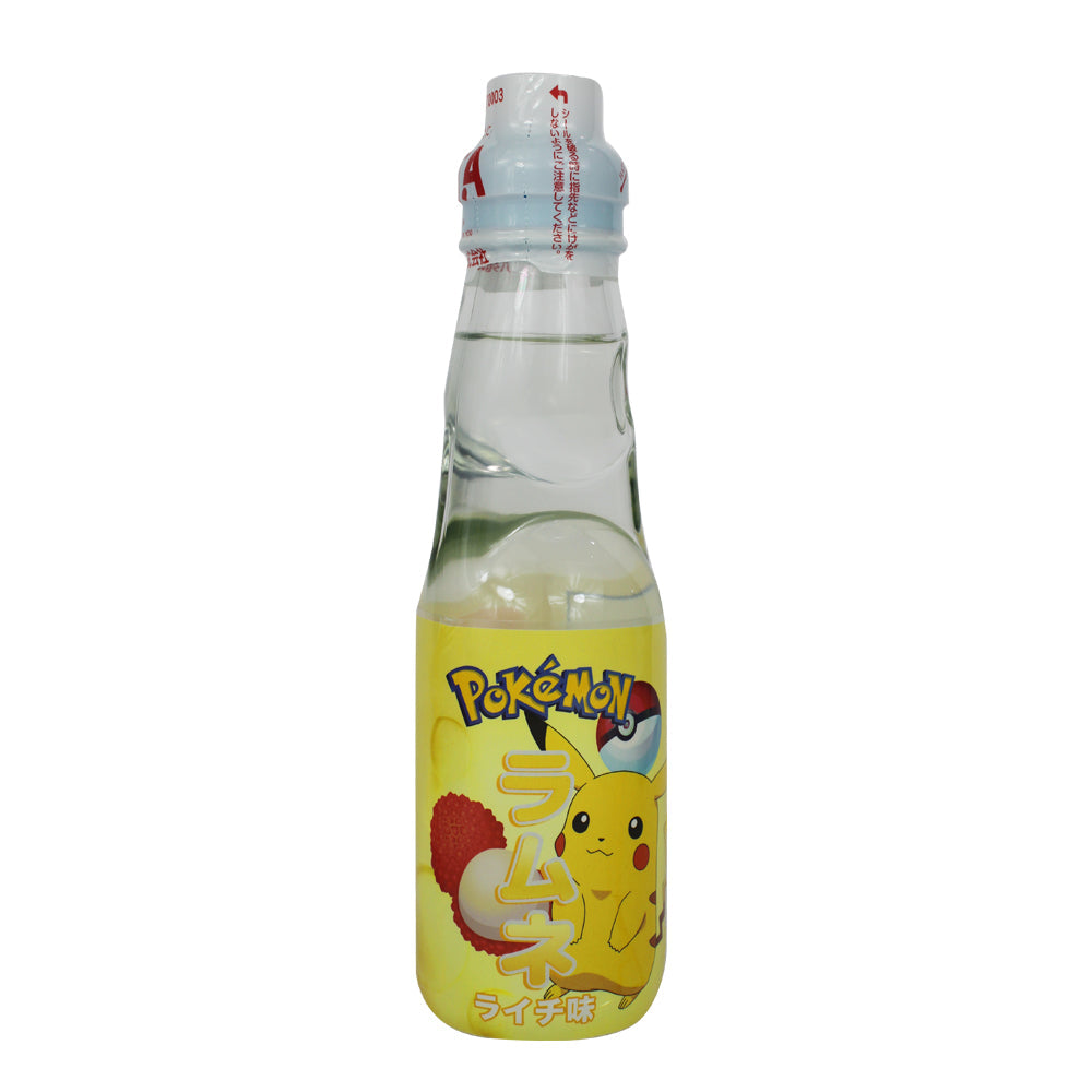 Une bouteille en verre sur fond blanc rempli d'une boisson transparente et une étiquette avec Pikachu 